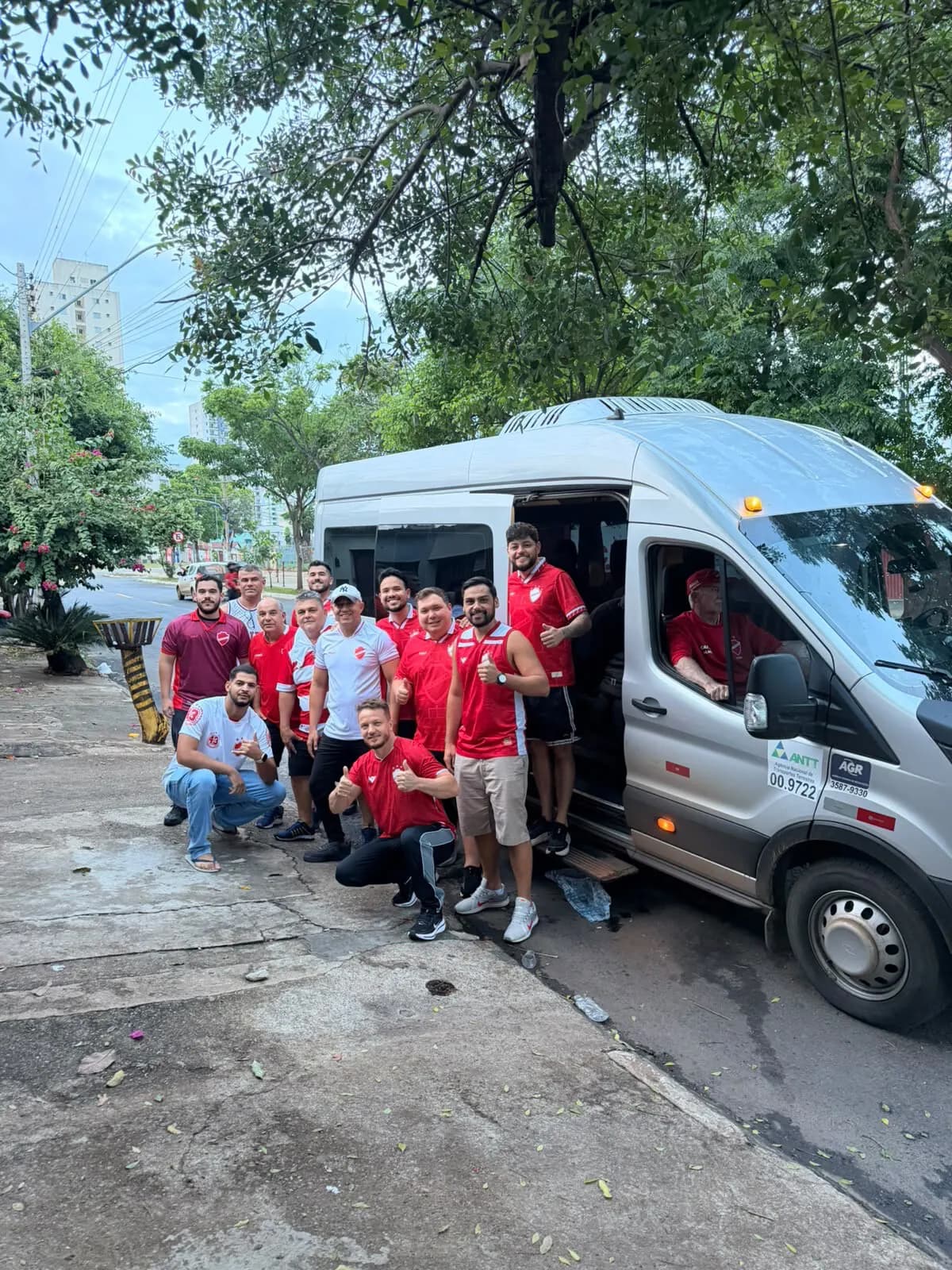 Grupo de turistas ao lado da van da Auge