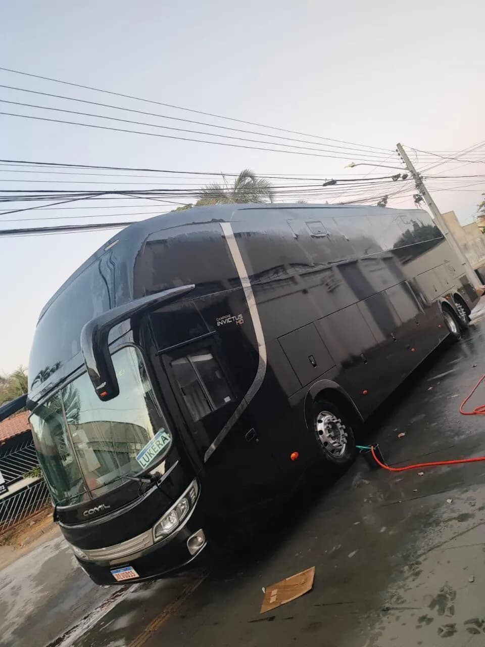 Ônibus executivo preto para fretamento