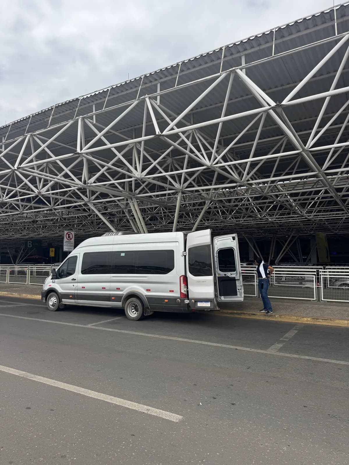 Van da Auge no desembarque do aeroporto