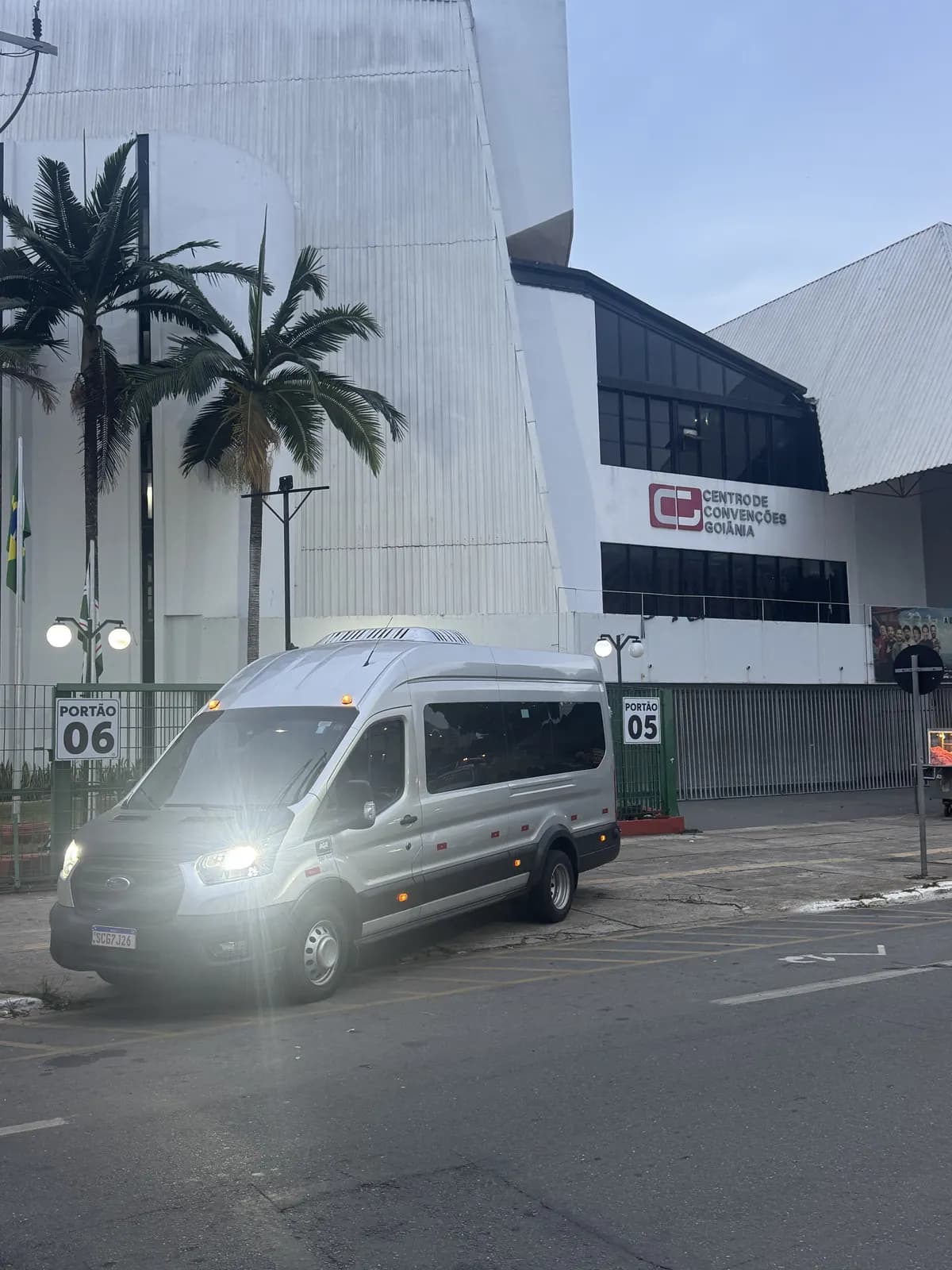 Van da Auge em frente a centro de convenções