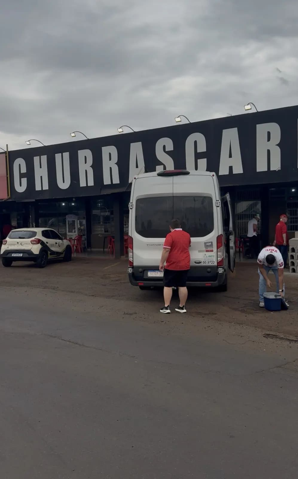 Van da Auge em parada para almoço de grupo