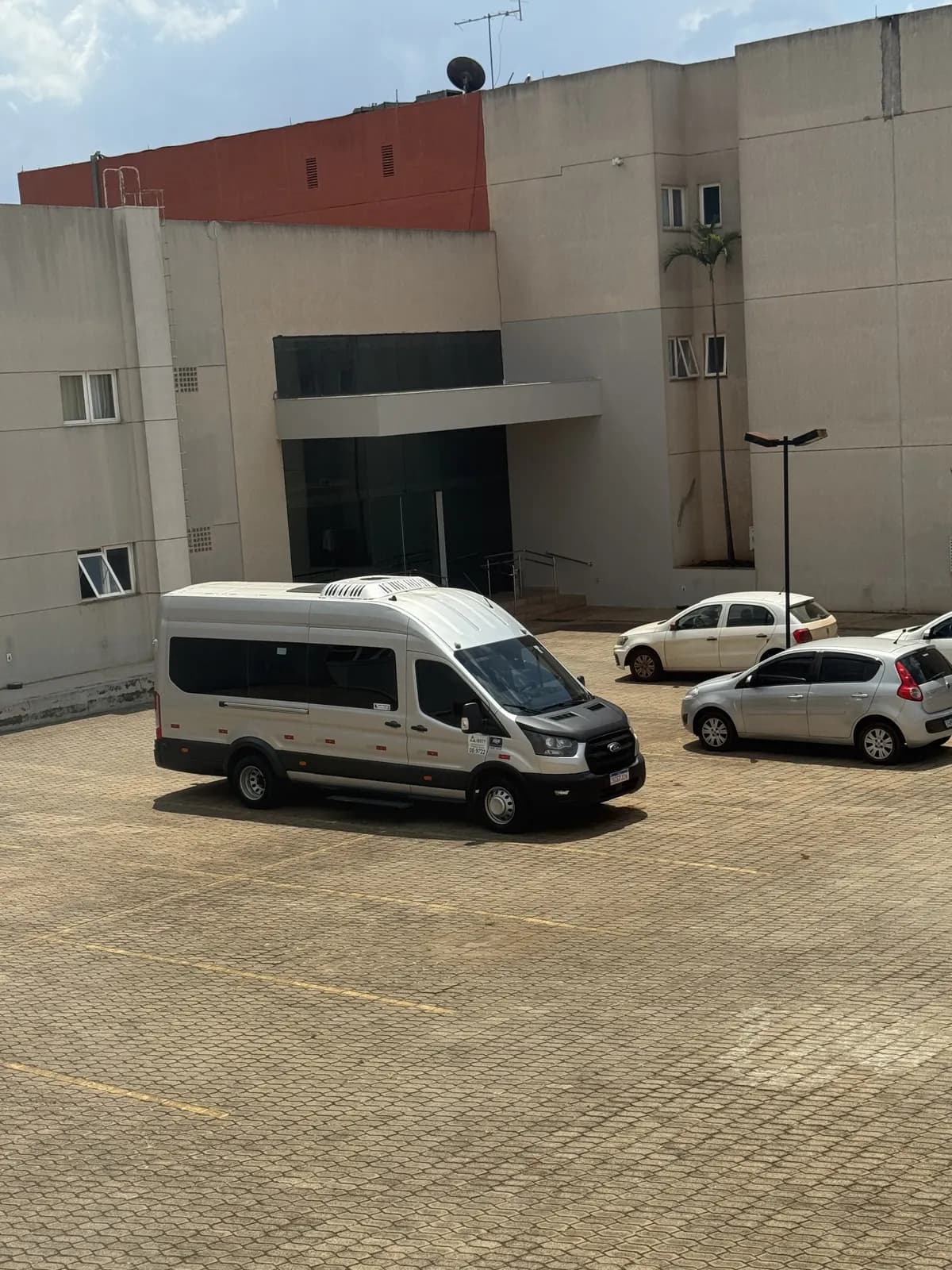 Van executiva da Auge em estacionamento