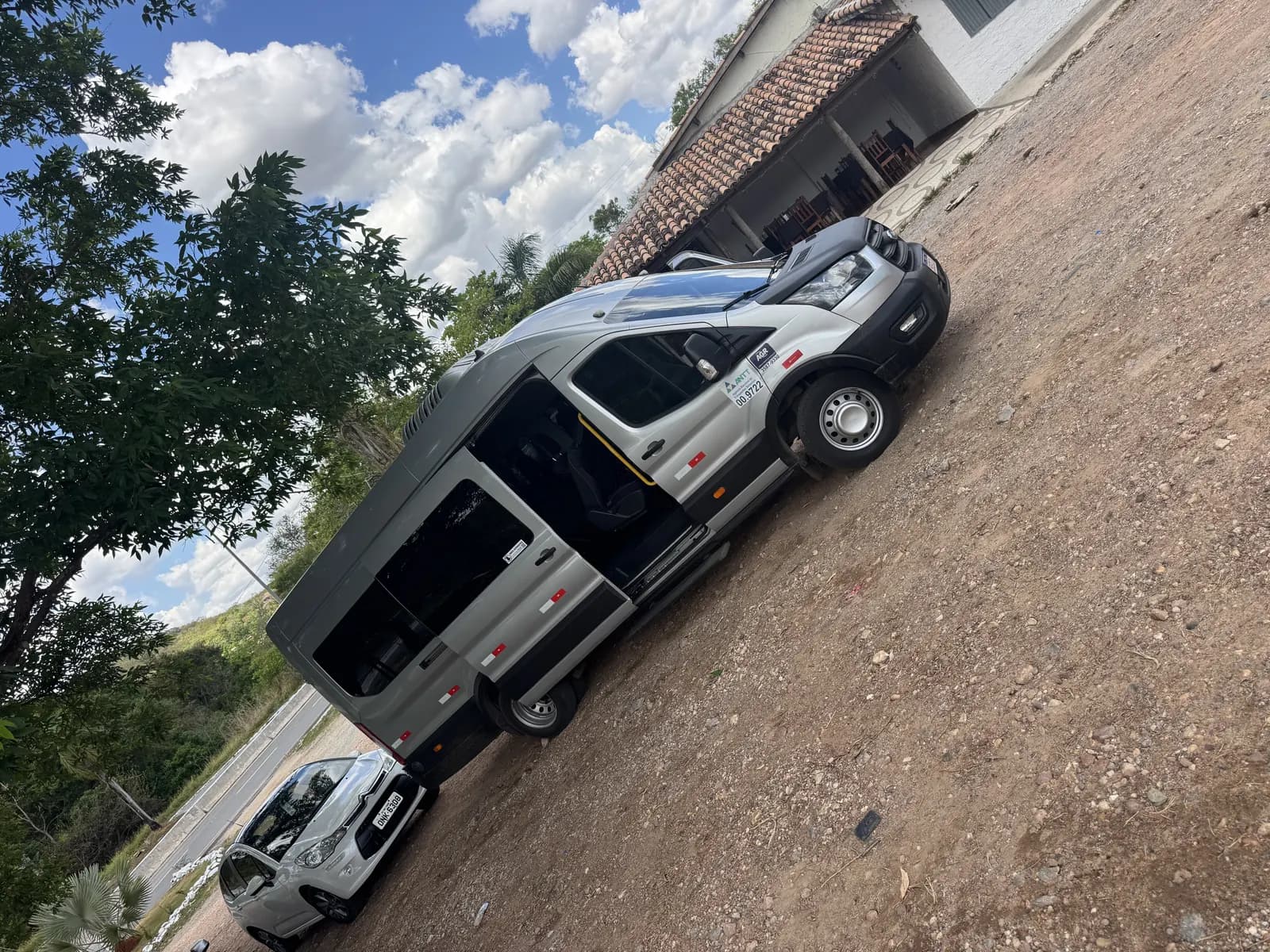Van da Auge em passeio de turismo por estrada de terra