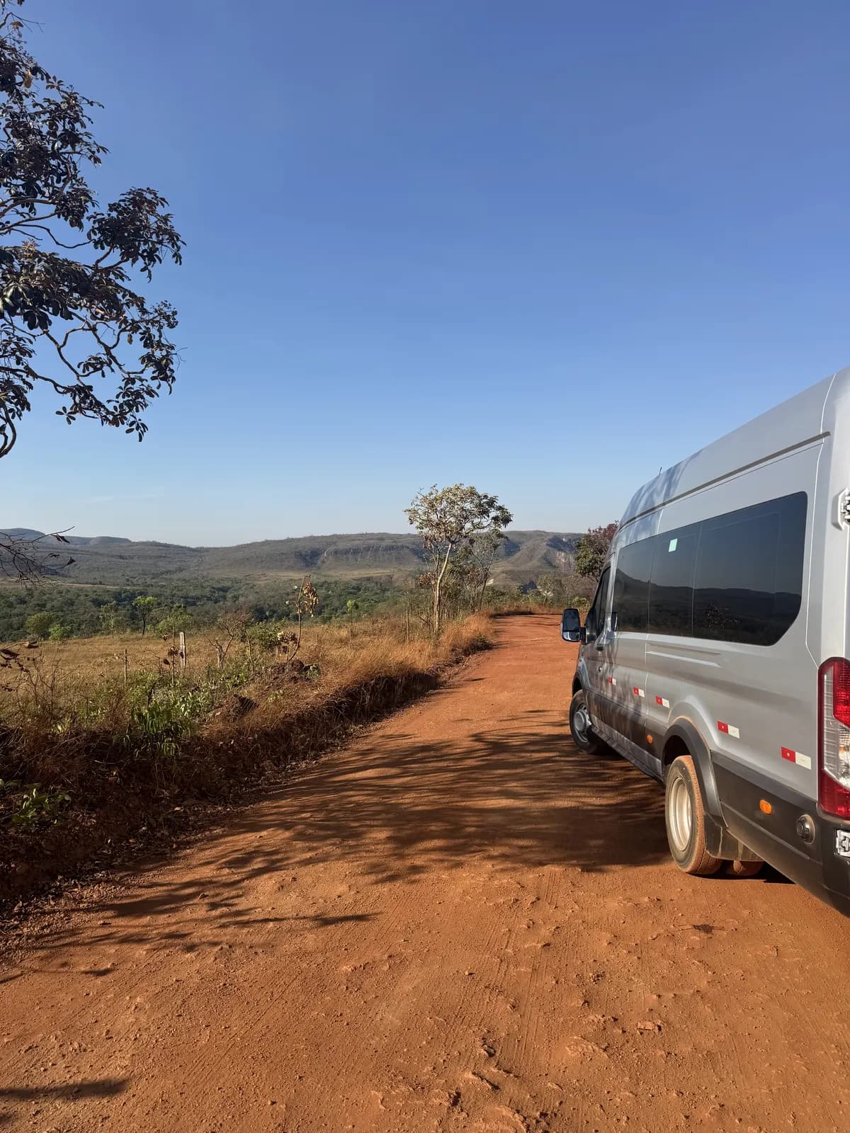 Lateral da van executiva da Auge em estrada rural