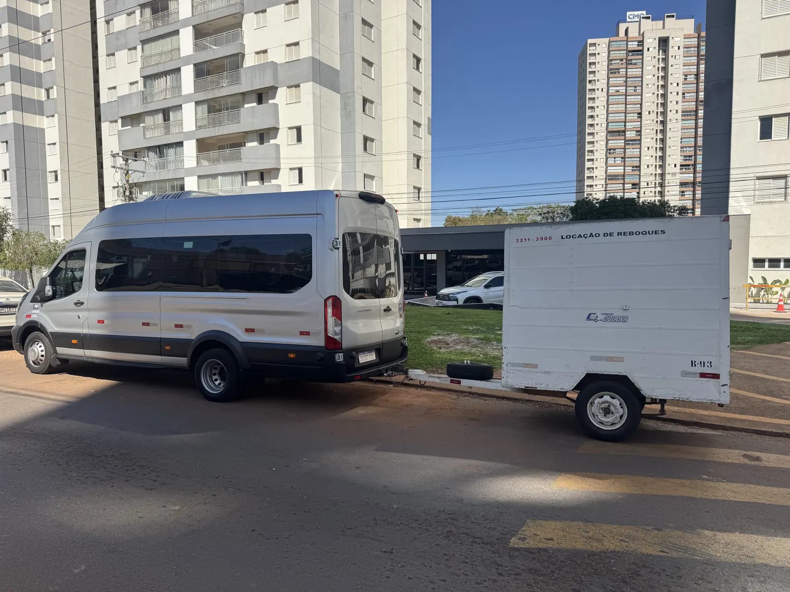 Van da Auge com reboque para bagagem e carga