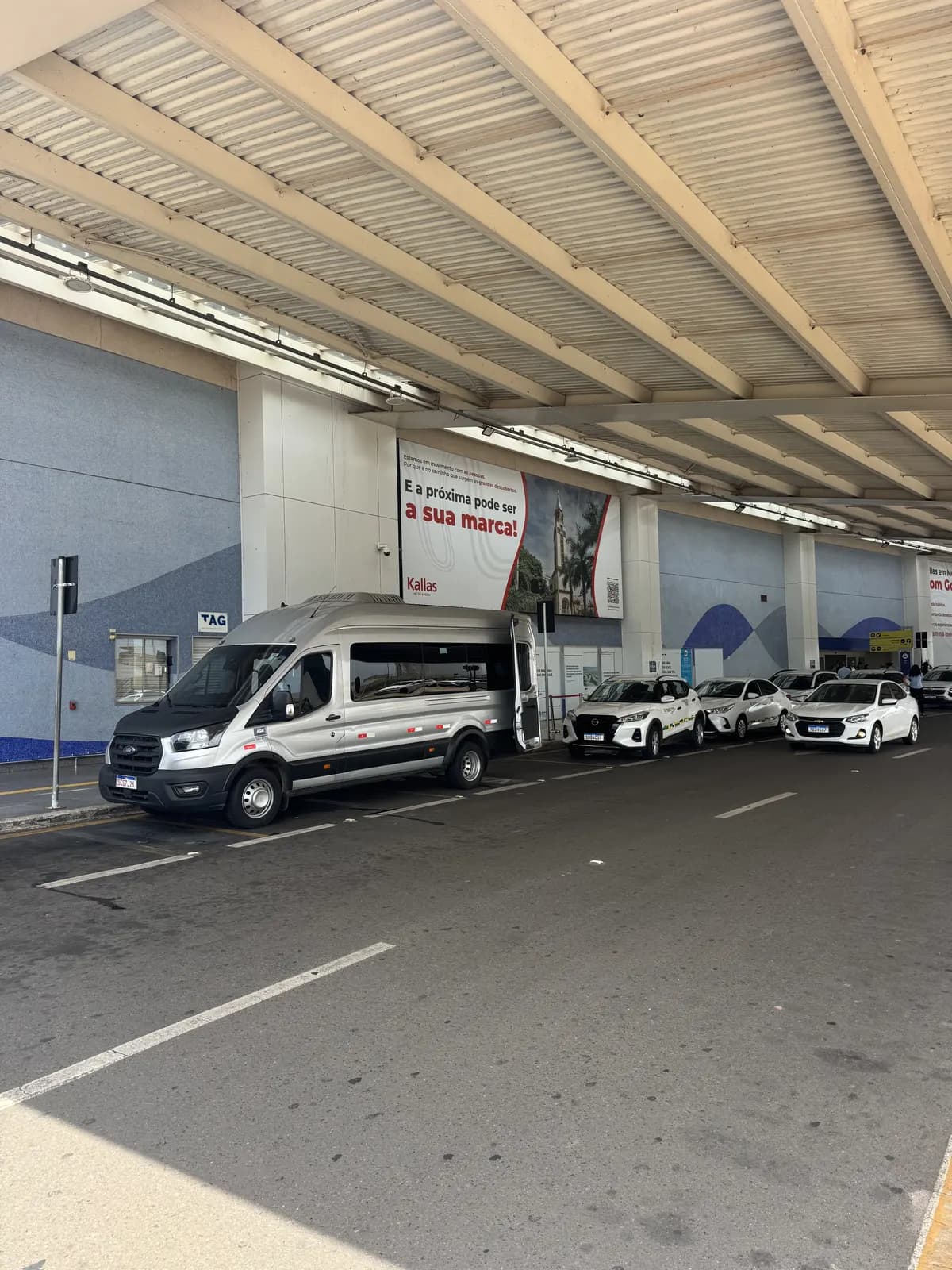 Van da Auge em ponto de embarque coberto